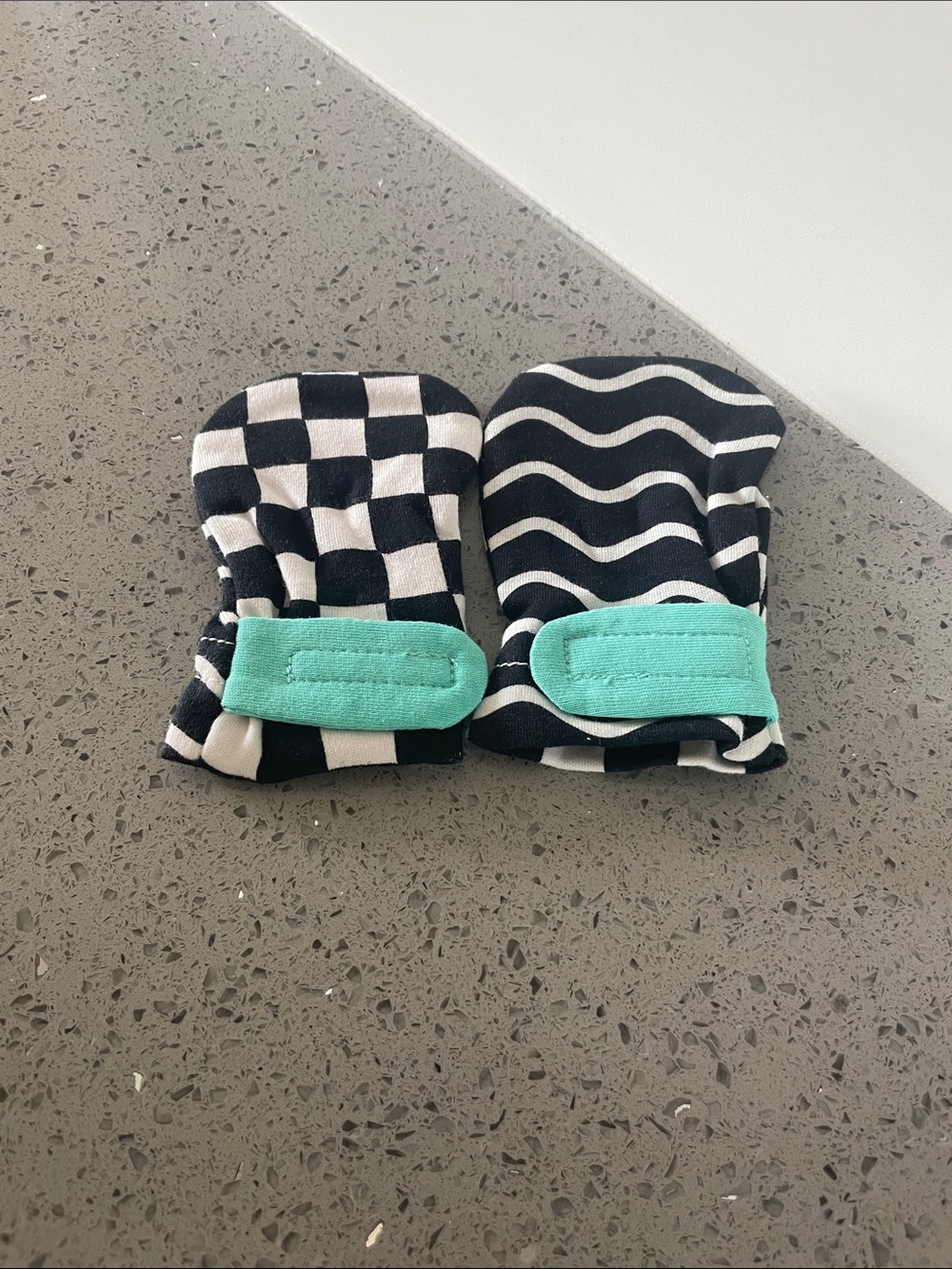 Lovevery High Contrast Mitts